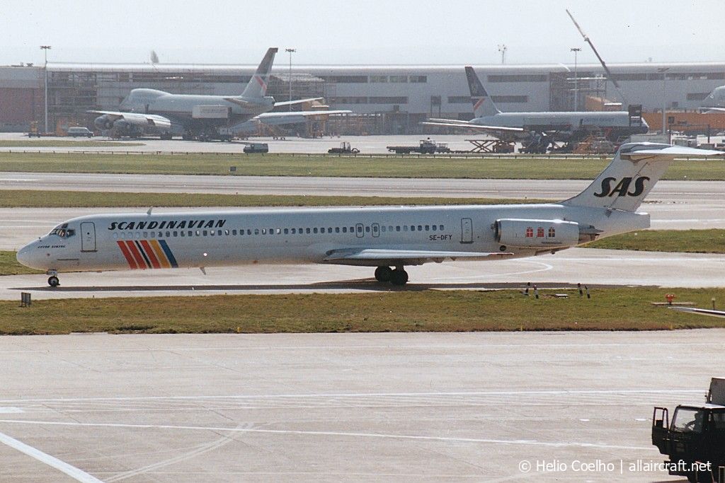 SE-DFY · McDonnell Douglas MD-82 · (LHR / EGLL)