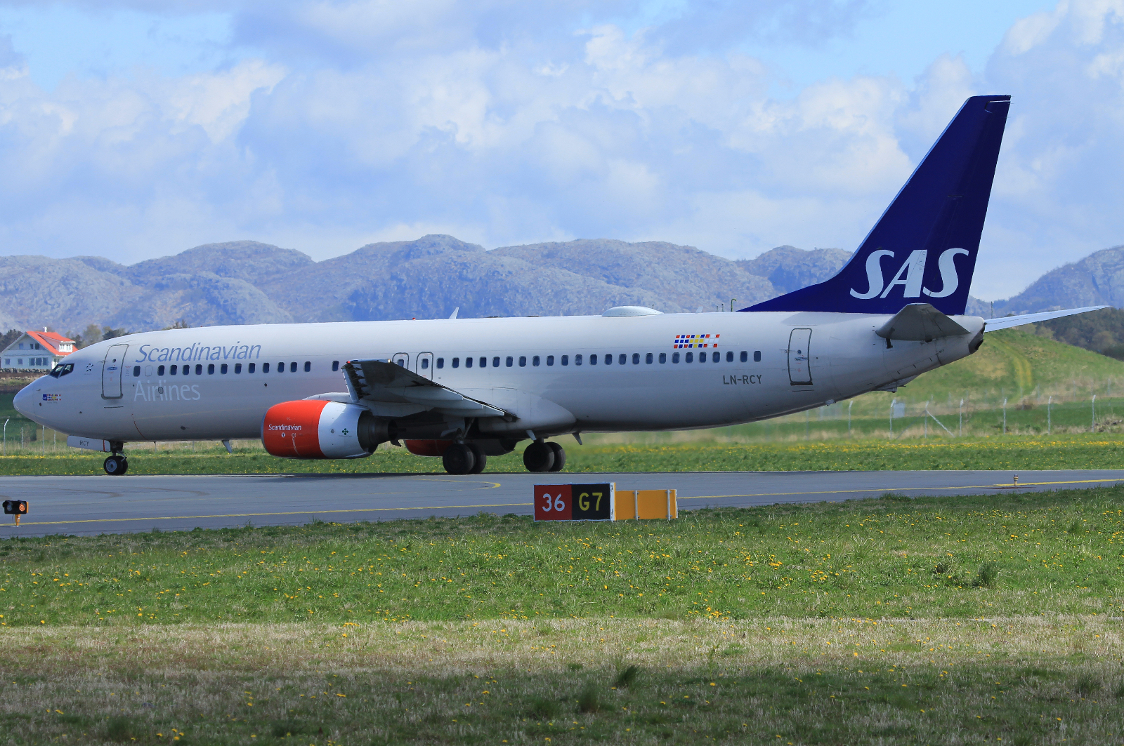LN-RCY · Boeing 737-883 · (SVG / ENZV)