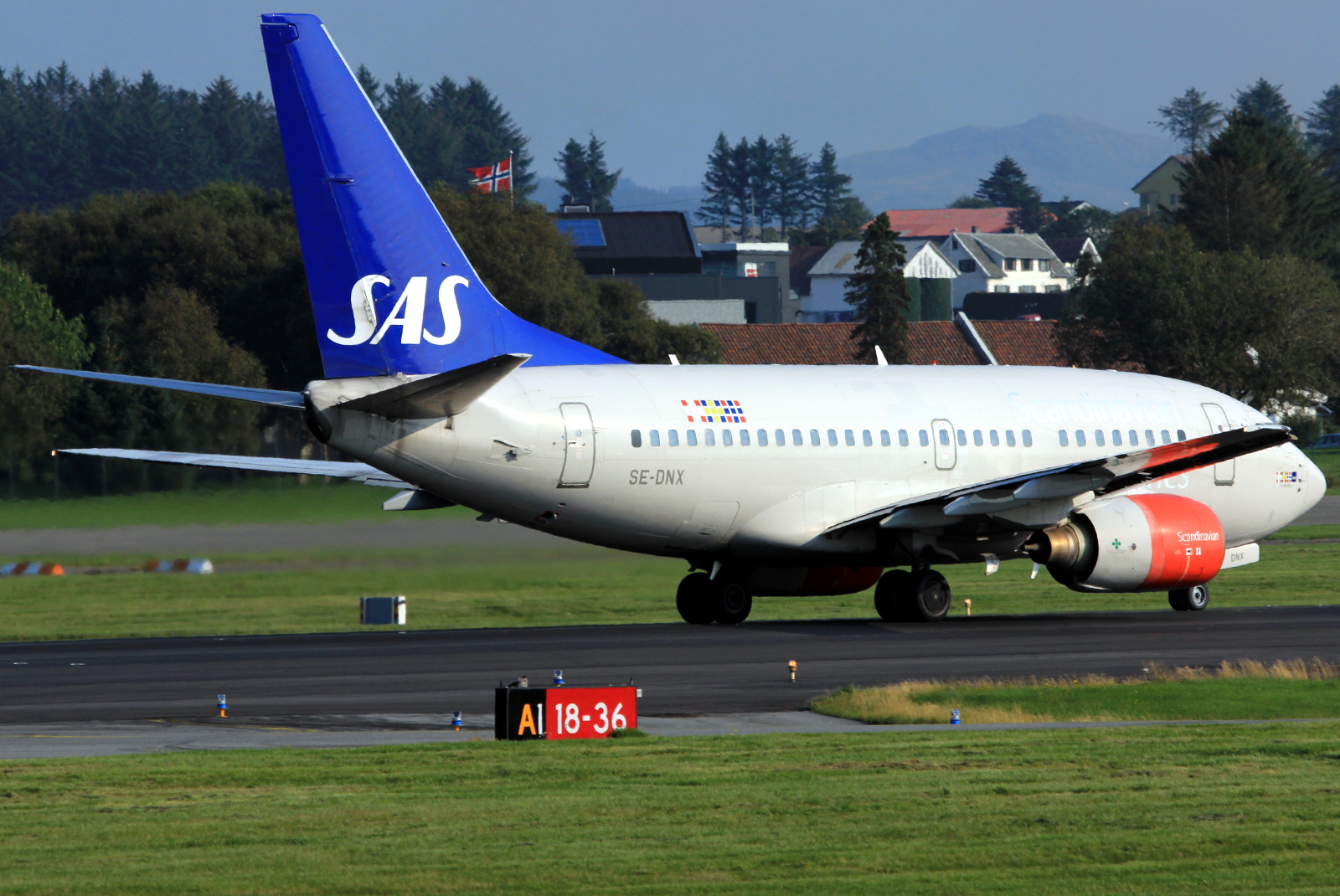SE-DNX · Boeing 737-683 · (SVG / ENZV)