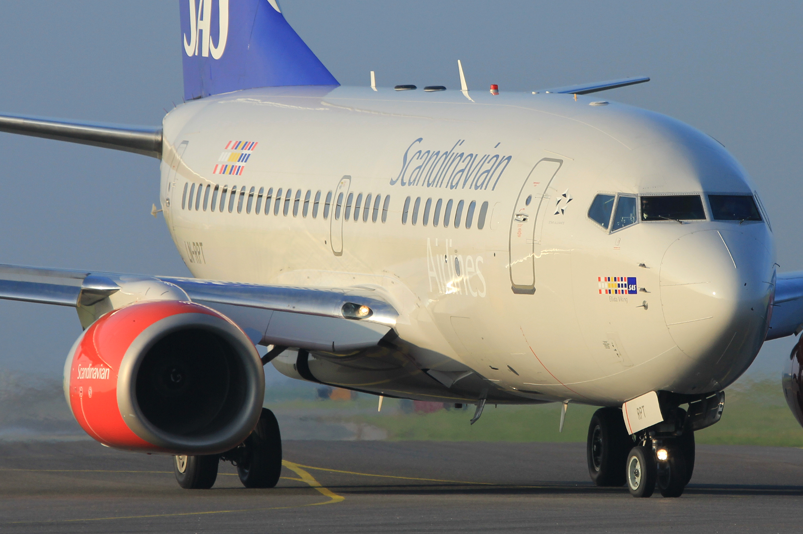 LN-RPT (28299) 1999 Boeing 737-683