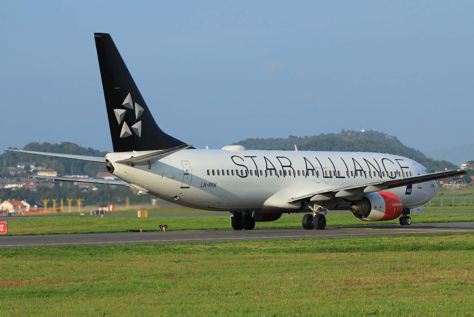LN-RRW · Boeing 737-883 · (SVG / ENZV)