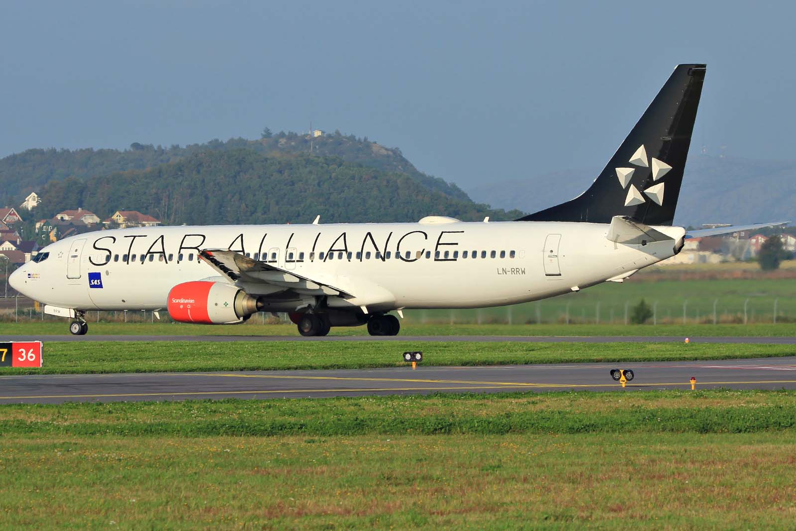 LN-RRW · Boeing 737-883 · (SVG / ENZV)