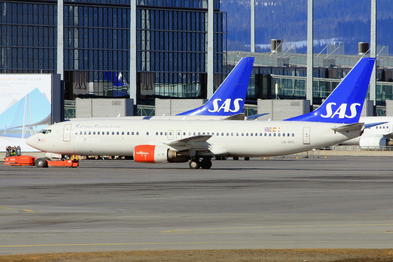LN-RRU · Boeing 737-883 · (OSL / ENGM)