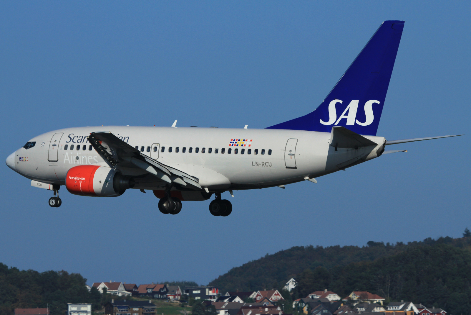 LN-RCU (30190) 1999 Boeing 737-683