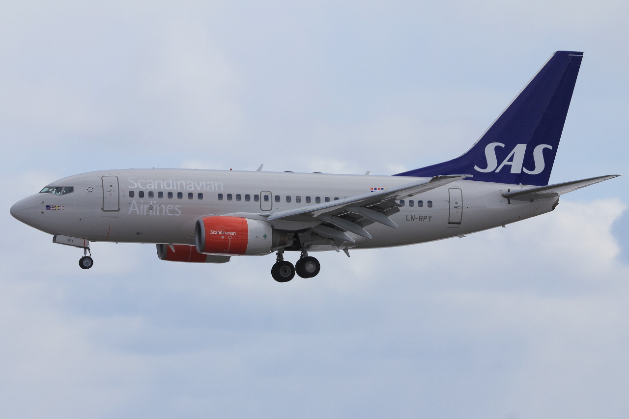 LN-RPY (28292) 1998 Boeing 737-683