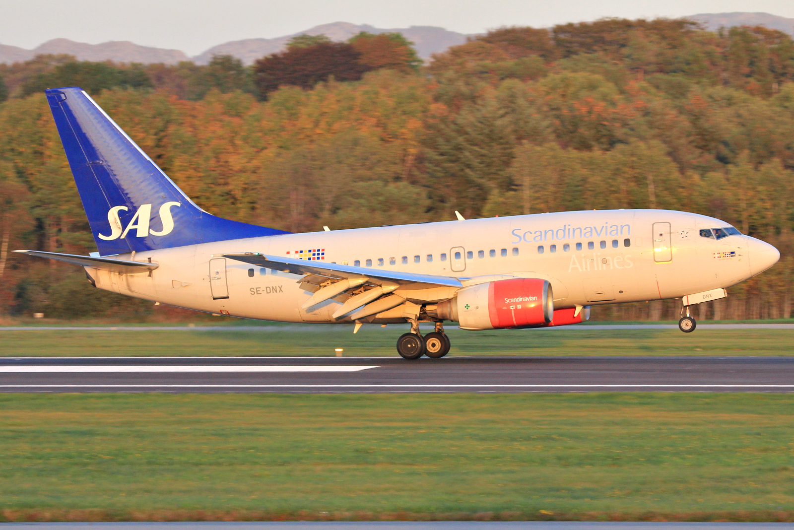 SE-DNX (28304) 1999 Boeing 737-683