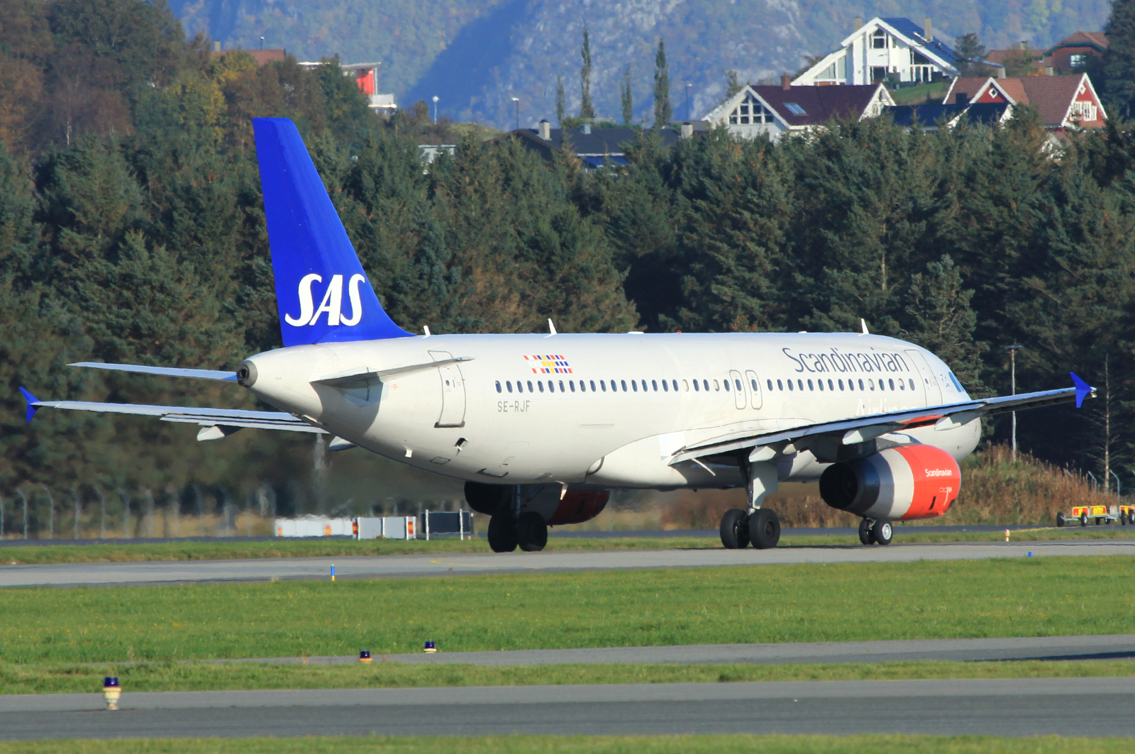 SE-RJF · Airbus A320-232 · (SVG / ENZV)