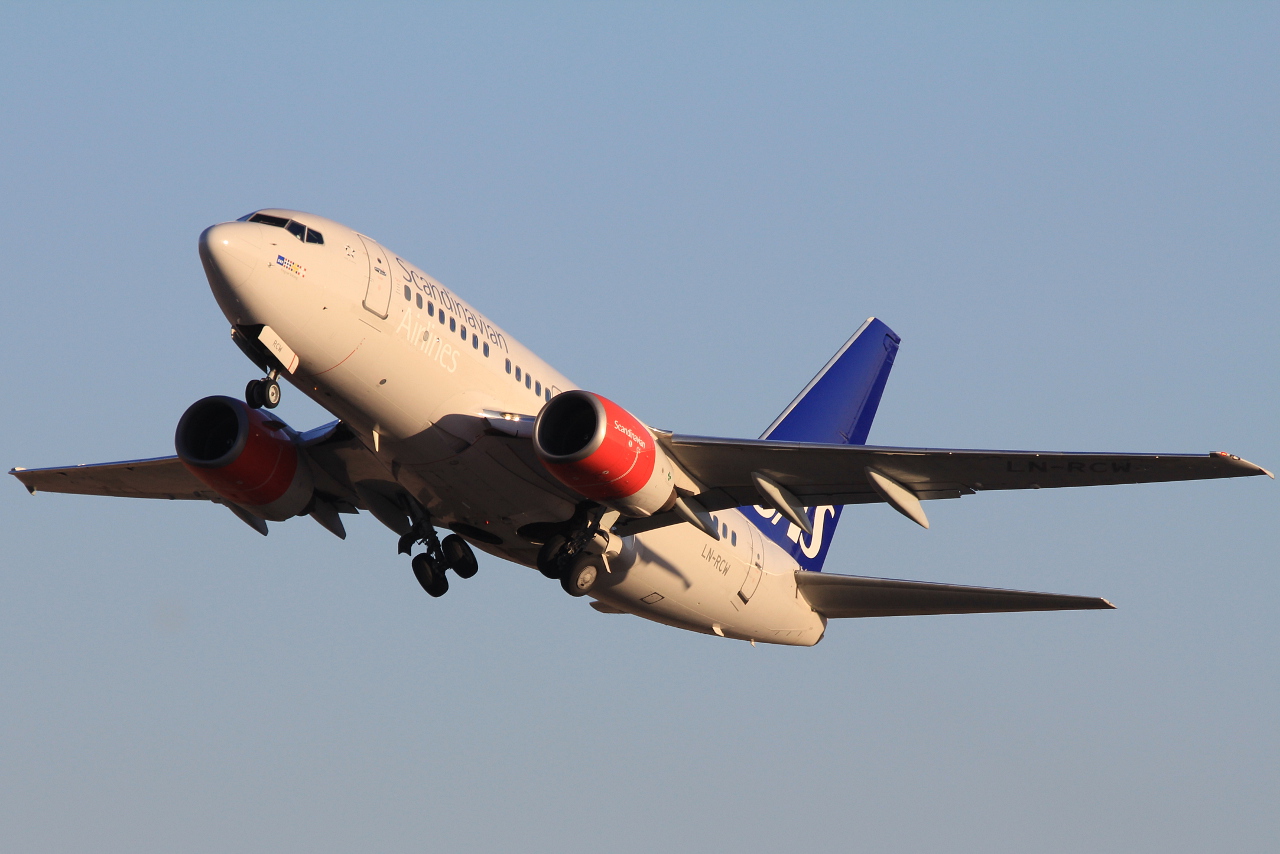 LN-RCW · Boeing 737-683 · (SVG / ENZV)