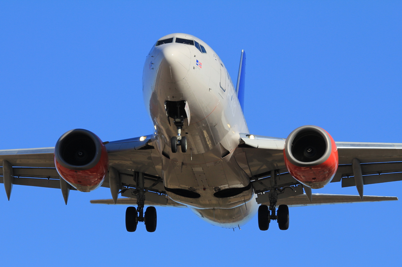 LN-RCU · Boeing 737-683 · (SVG / ENZV)