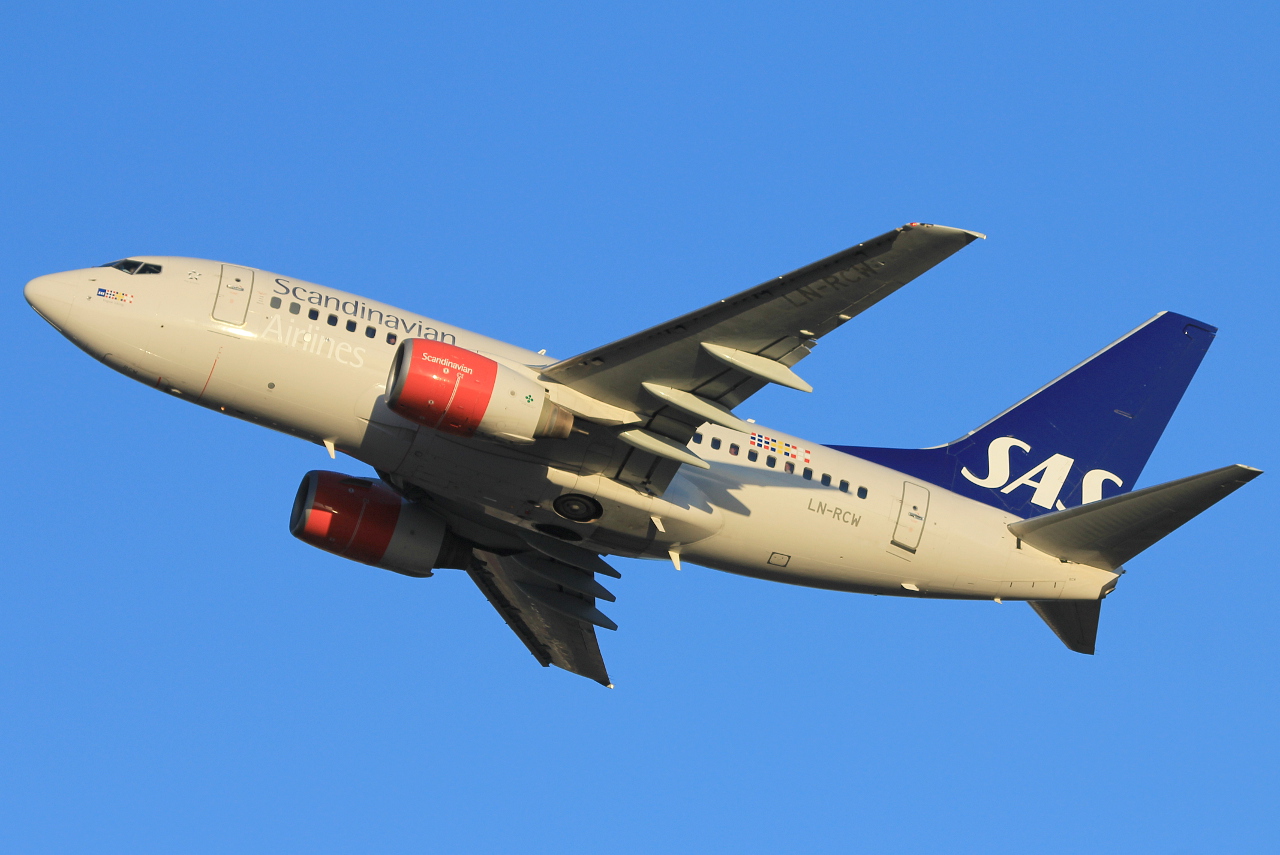 LN-RCW (28308) 1999 Boeing 737-683