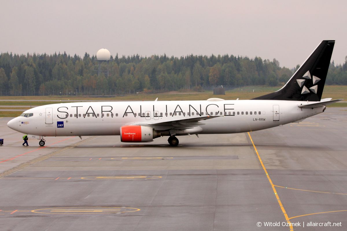 LN-RRW · Boeing 737-883 · (OSL / ENGM)