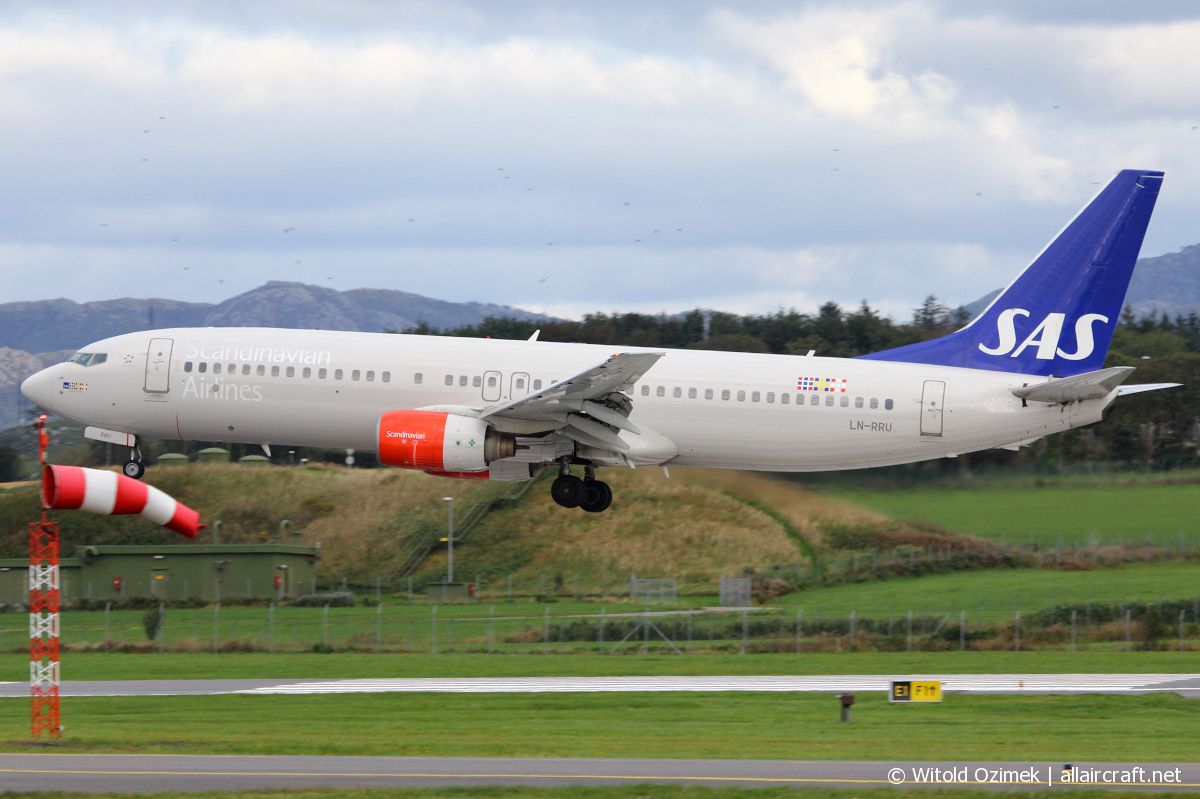 LN-RRU (28327) 2002 Boeing 737-883