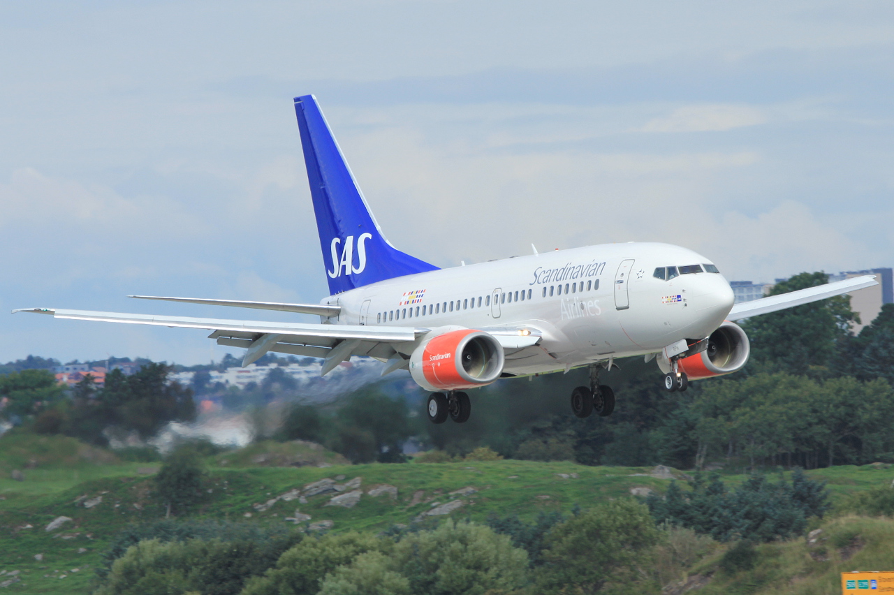LN-RPH (28605) 1999 Boeing 737-683