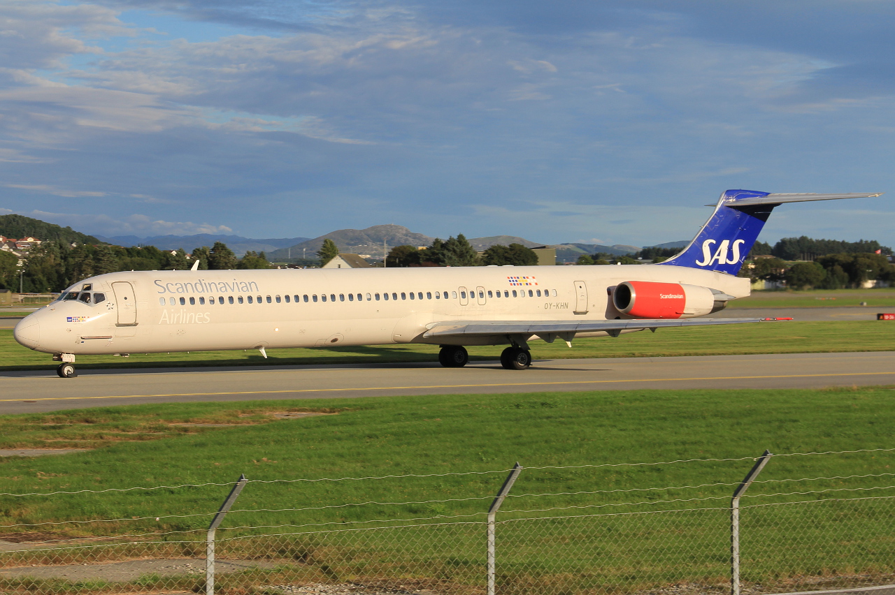 OY-KHN · McDonnell Douglas MD-82 · (SVG / ENZV)