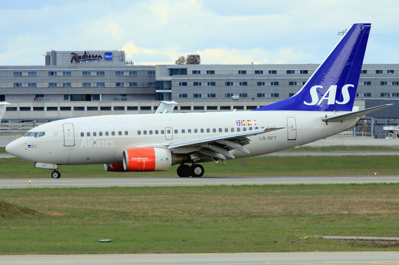 LN-RPT (28299) 1999 Boeing 737-683