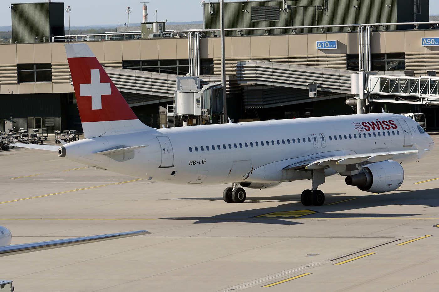 HB-IJF (562) 1995 Airbus A320-214