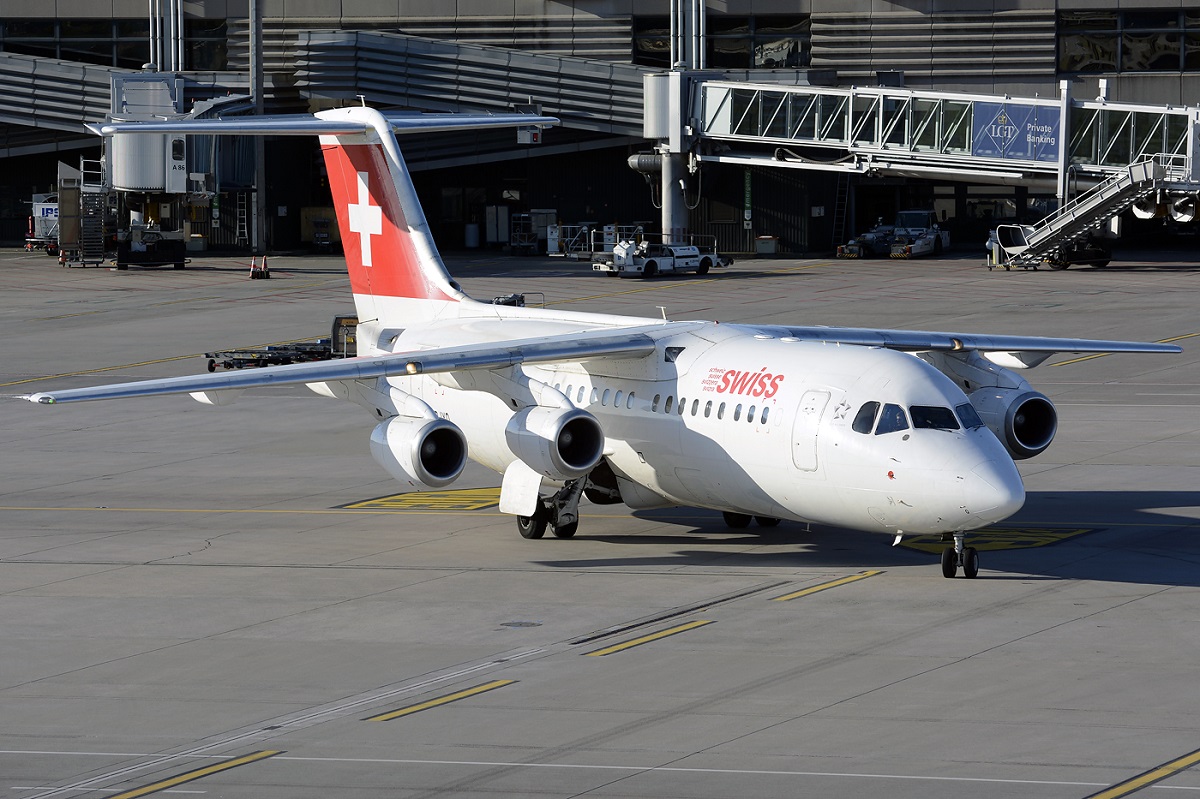 HB-IXQ, (cn E3282), British Aerospace Avro 146-RJ100