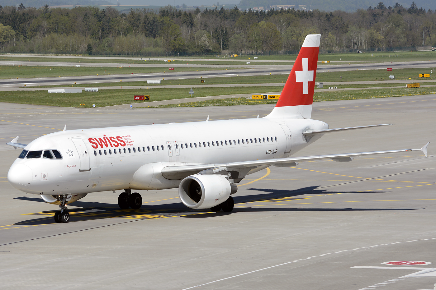 HB-IJF (562) 1995 Airbus A320-214