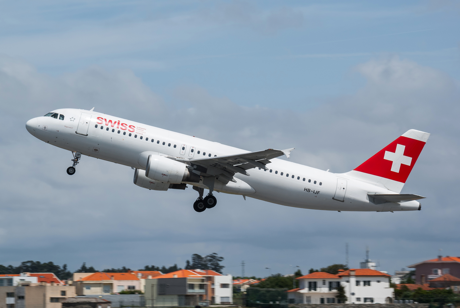 HB-IJF · Airbus A320-214 · (OPO / LPPR)