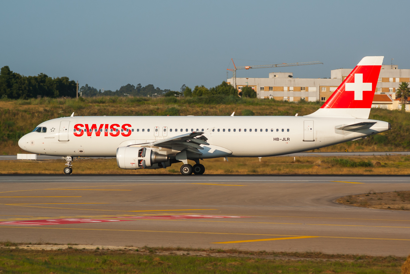 HB-JLR · Airbus A320-214 · (OPO / LPPR)