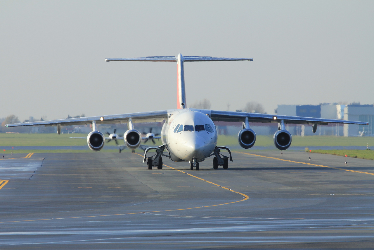 HB-IYT · British Aerospace Avro RJ100 · (WAW / EPWA)
