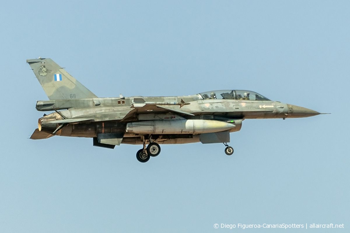 611 (XM-12) General Dynamics F-16D Fighting Falcon
