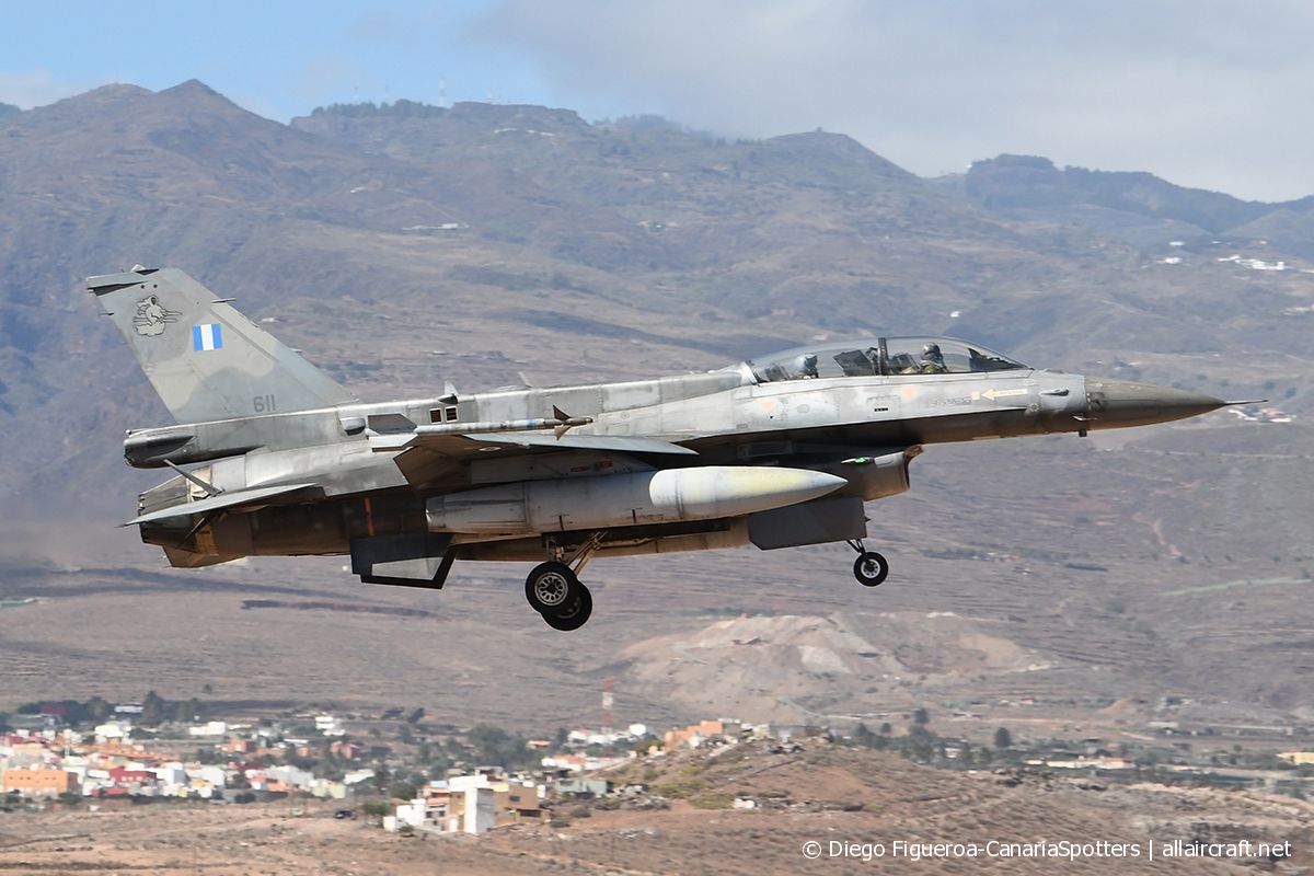 611 (XM-12) General Dynamics F-16D Fighting Falcon