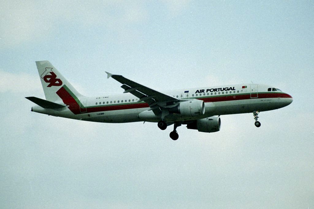 CS-TNC · Airbus A320-211 · (LHR / EGLL)