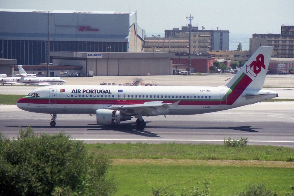 CS-TNL · Airbus A320-214 · (LIS / LPPT)