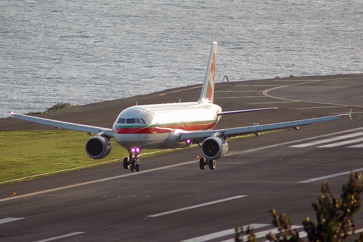 CS-TNE · Airbus A320-212 · (FNC / LPMA)