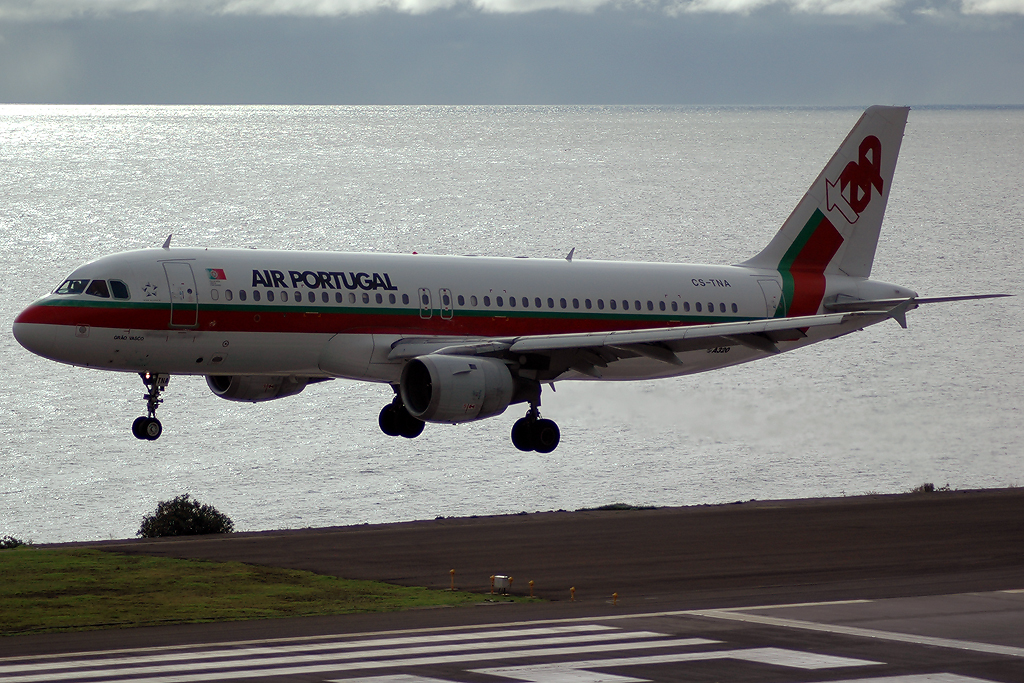 CS-TNA · Airbus A320-211 · (FNC / LPMA)