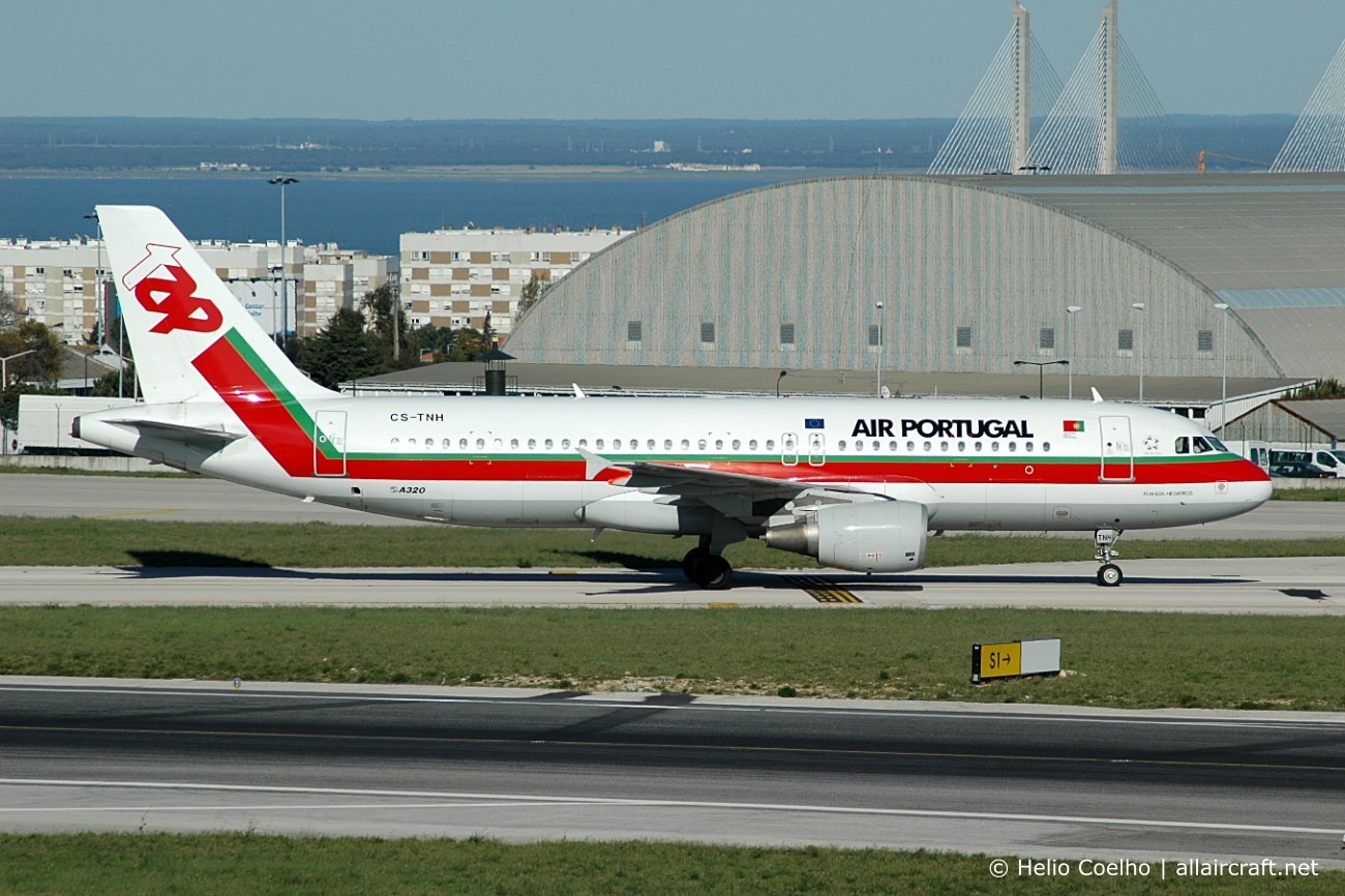 CS-TNH · Airbus A320-214 · (LIS / LPPT)