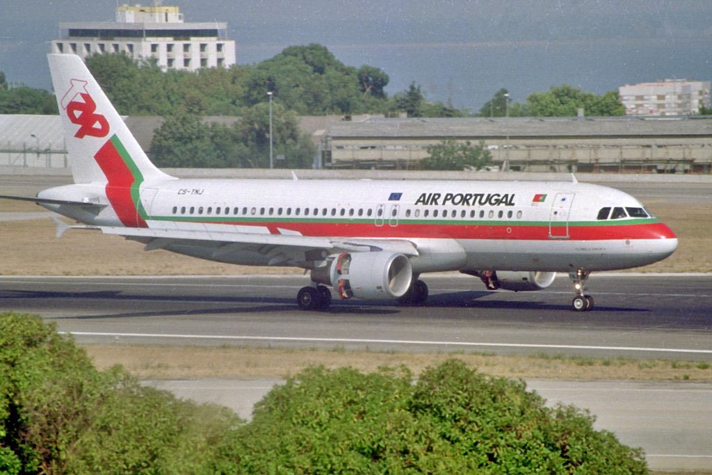CS-TNJ · Airbus A320-214 · (LIS / LPPT)