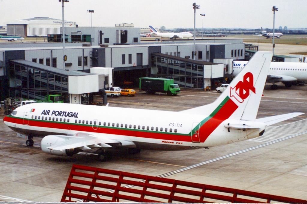 CS-TIA · Boeing 737-382 · (LHR / EGLL)