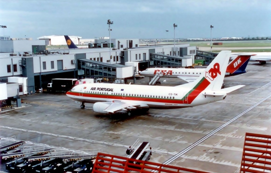 CS-TIK · Boeing 737-382 · (LHR / EGLL)