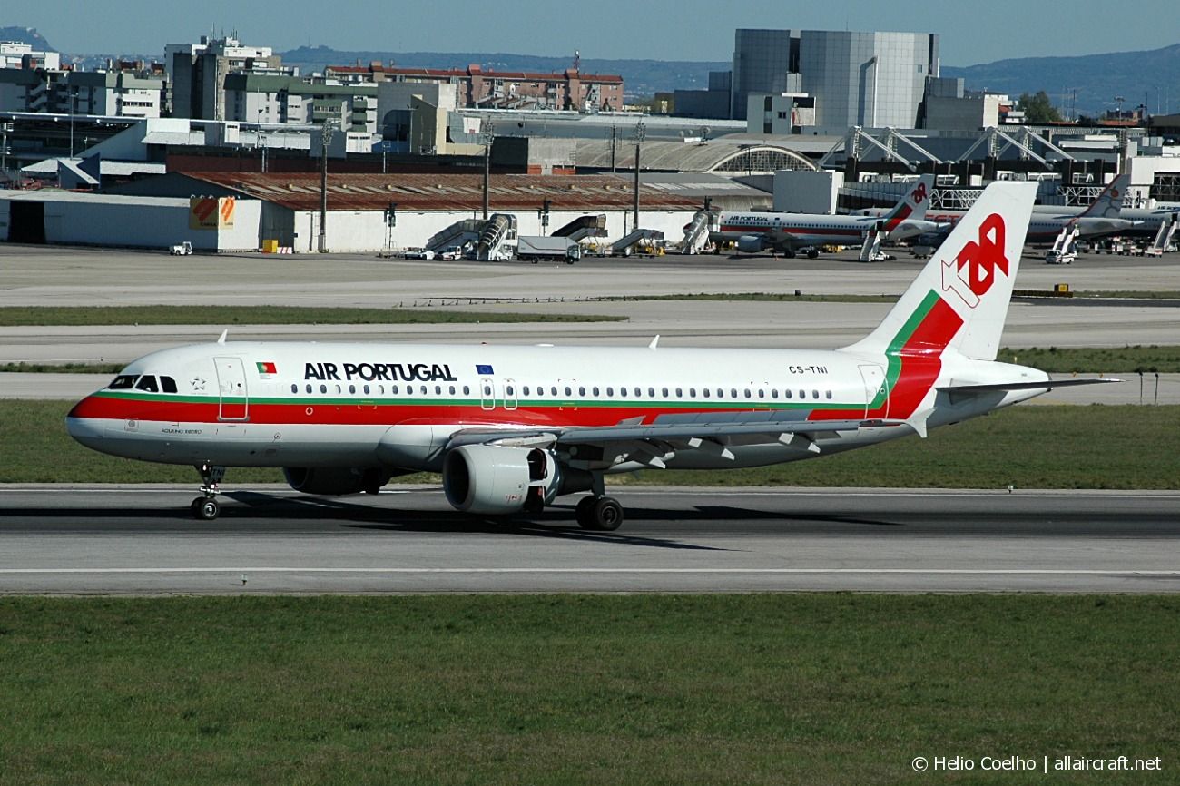 CS-TNI · Airbus A320-214 · (FAO / LPFR)