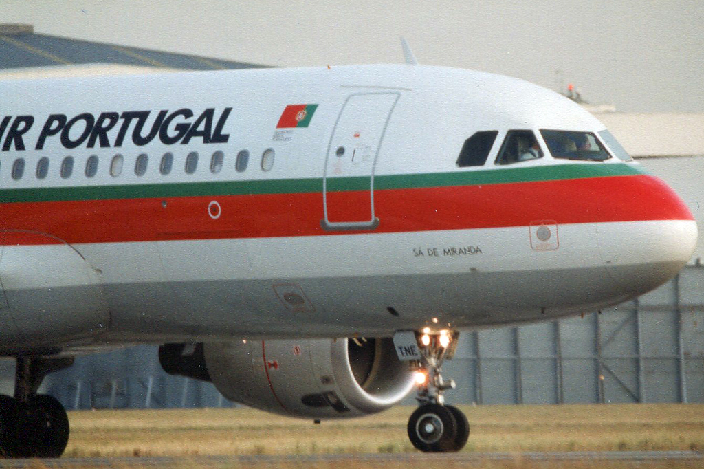 CS-TNE · Airbus A320-212 · (LHR / EGLL)