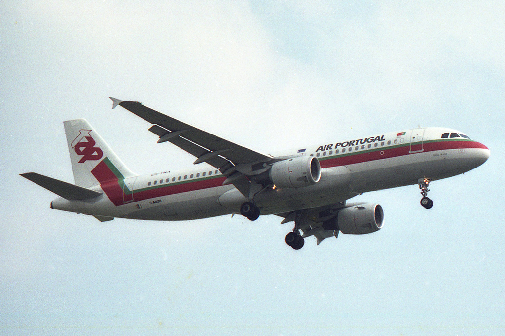 CS-TNA · Airbus A320-211 · (LHR / EGLL)