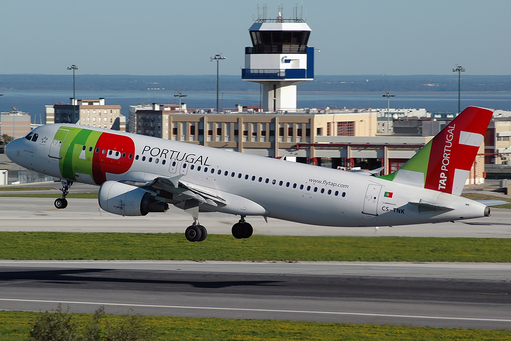 CS-TNK · Airbus A320-214 · (LIS / LPPT)