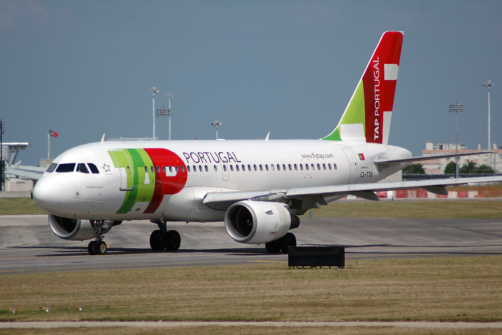 CS-TTH (917) 1998 Airbus A319-111