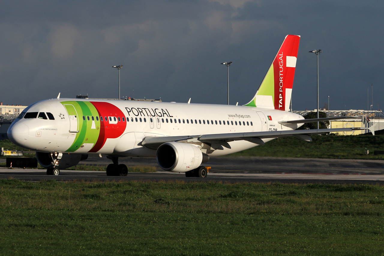 CS-TNR (3883) 2009 Airbus A320-214