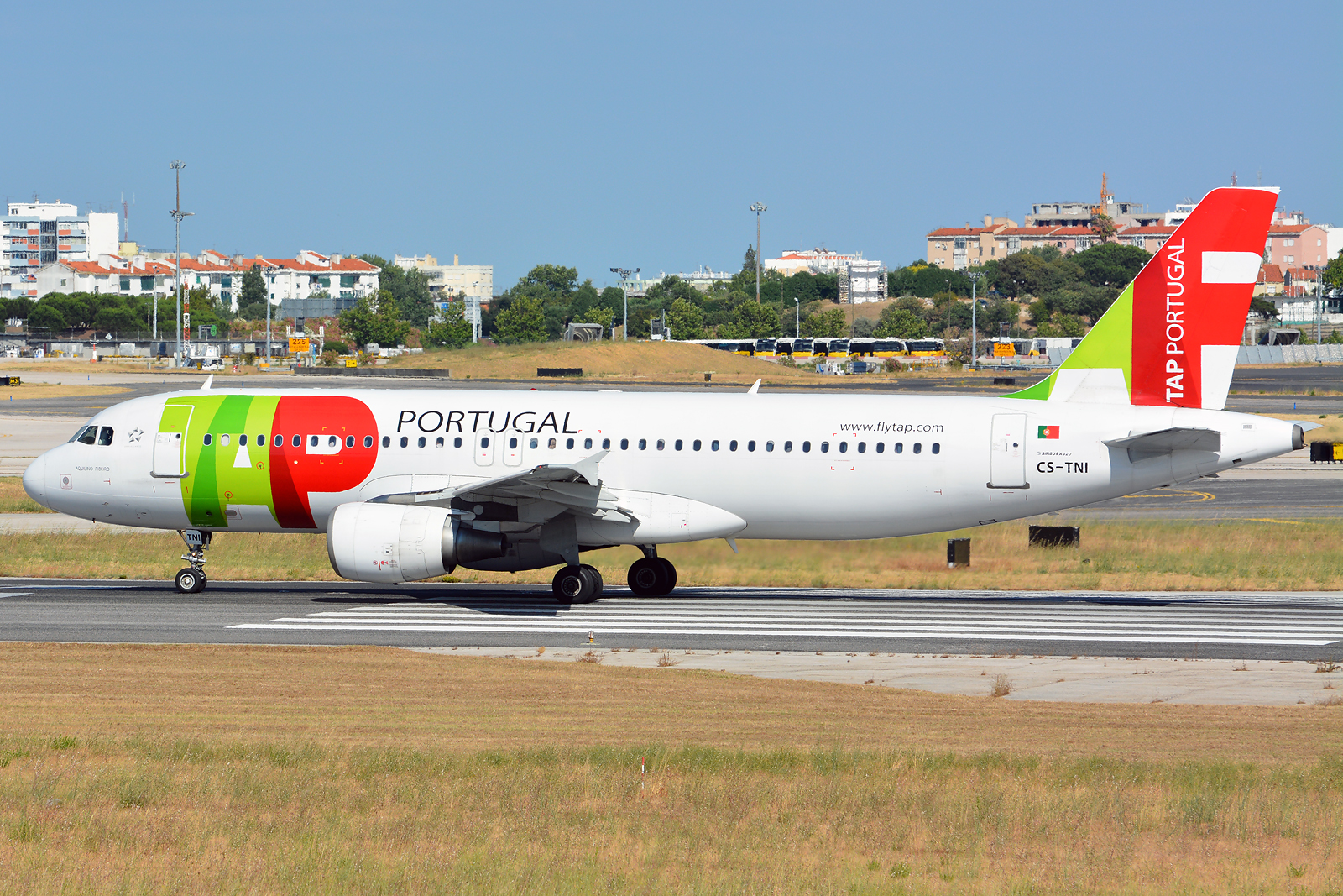 CS-TNI · Airbus A320-214 · (LIS / LPPT)