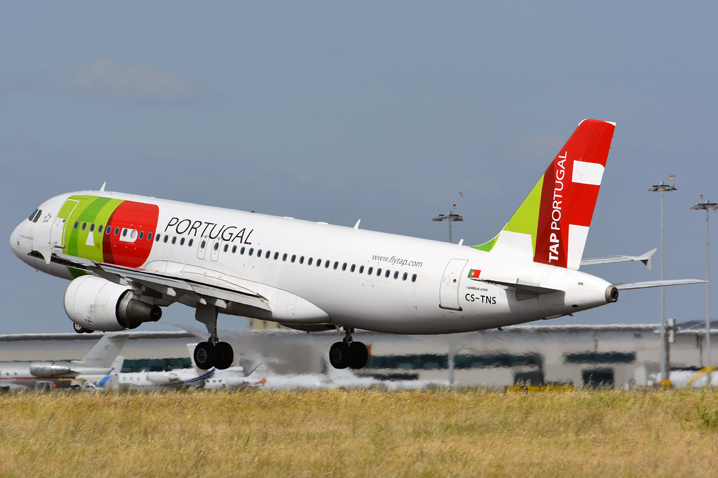 CS-TNS · Airbus A320-214 · (LIS / LPPT)
