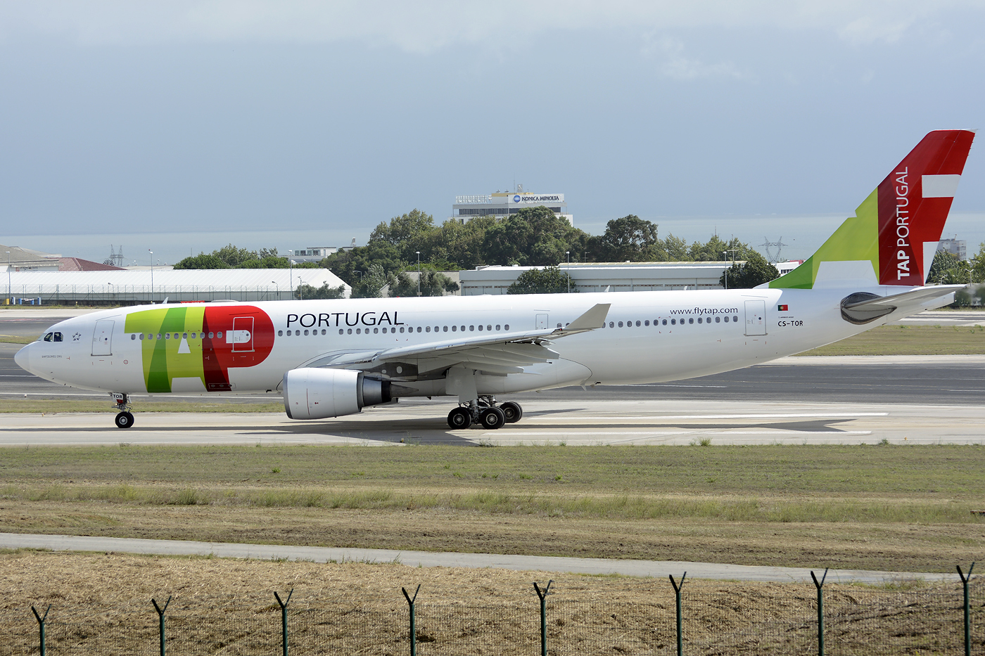 CS-TOR (486) 2002 Airbus A330-203