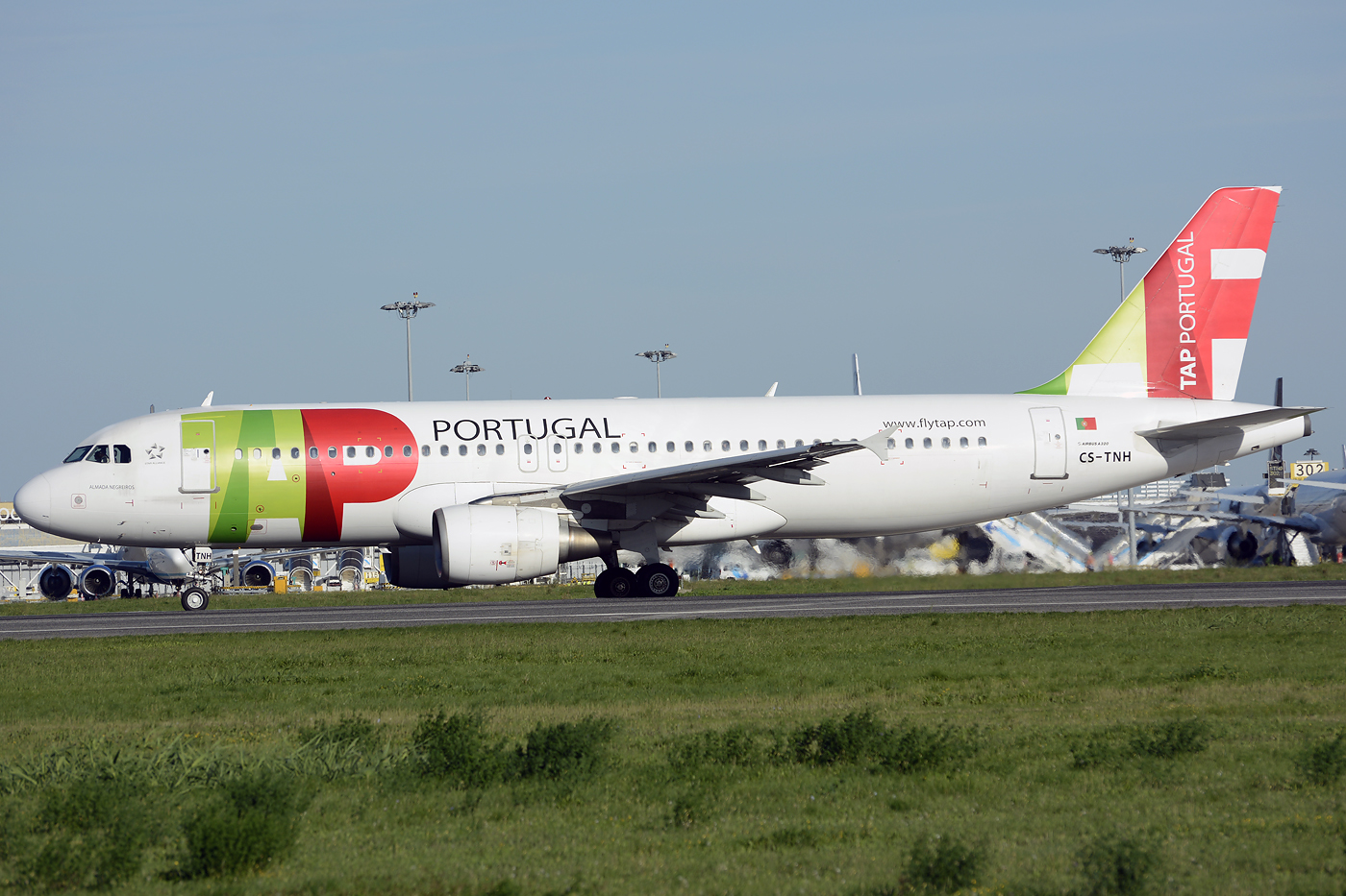 CS-TNH · Airbus A320-214 · (LIS / LPPT)