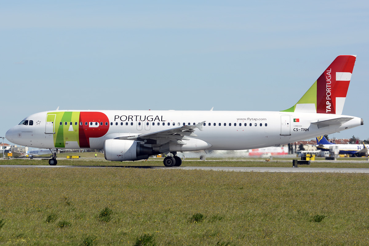 CS-TNH · Airbus A320-214 · (LIS / LPPT)