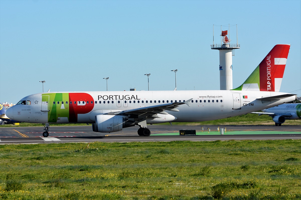 CS-TNI · Airbus A320-214 · (LIS / LPPT)