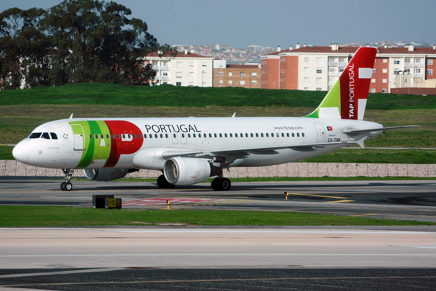 CS-TNK · Airbus A320-214 · (LIS / LPPT)