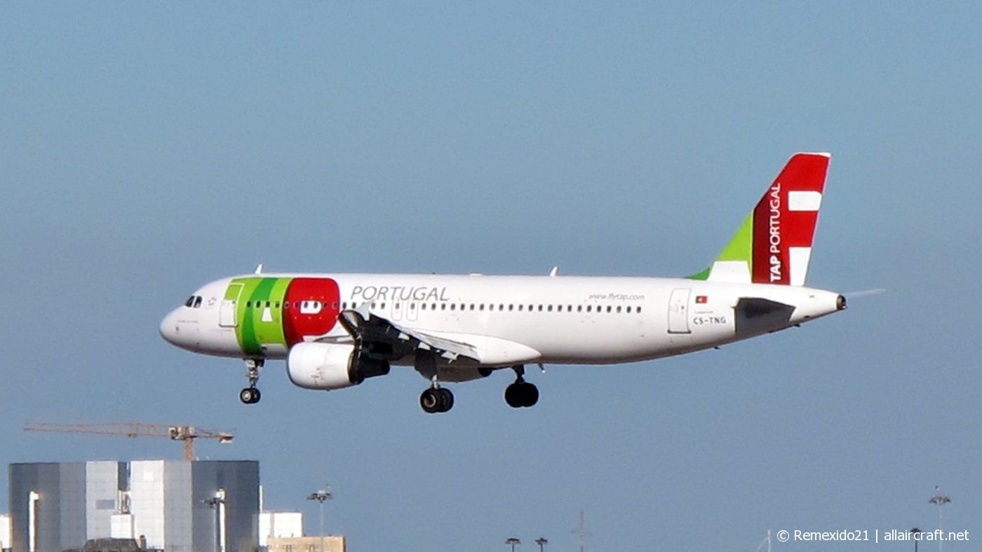 CS-TNG (945) 1998 Airbus A320-214