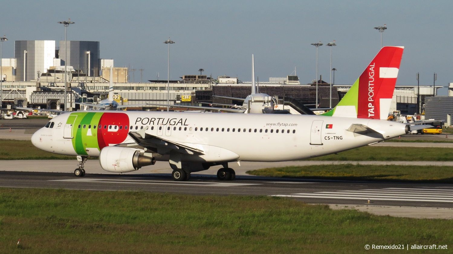 CS-TNG (945) 1998 Airbus A320-214